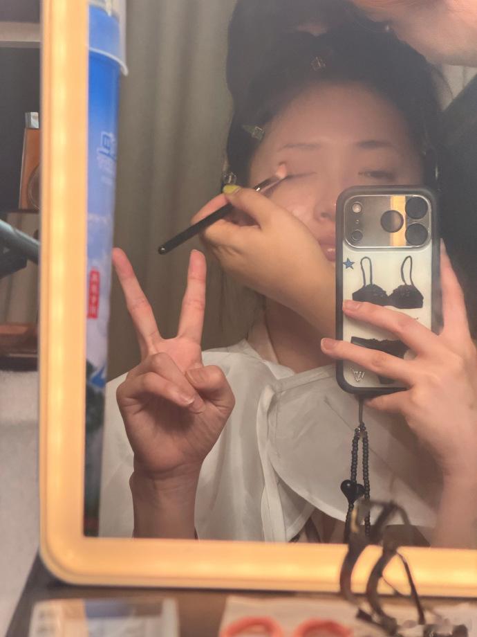 周洁琼这么早起来化妆周洁琼化妆直拍周洁琼这么早起来化妆啊，素颜都这么好看，期待姐