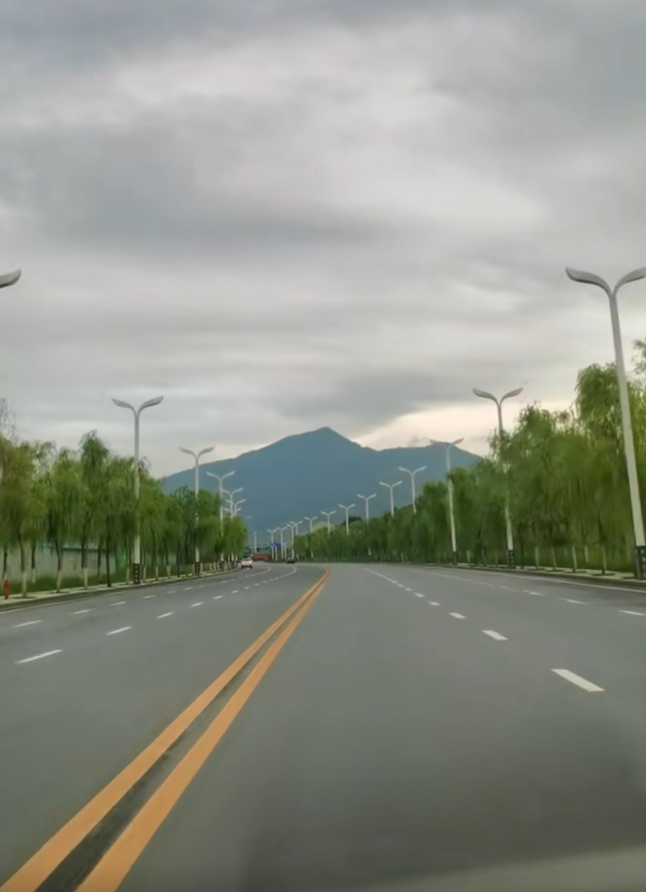 自从安康月河快速干道开通以后，机场大道这边的车辆就少了很多了，一是体现了月河快速