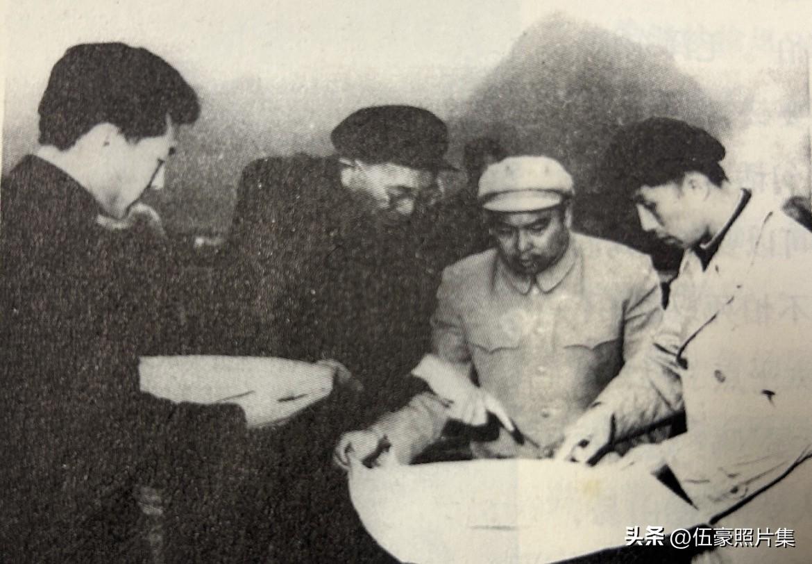 1965年12月11日，罗瑞卿大将（左二）在云南边境勘察地形的场景。当时面对复杂