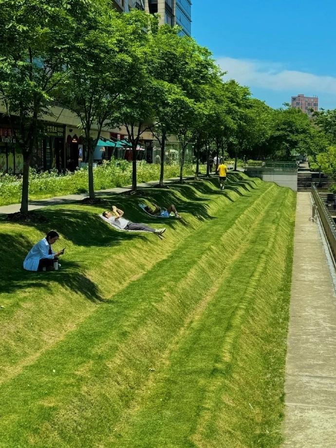 #citywalk后年轻人开始citylie#在城市漫步之后，年轻的旅者们开始在