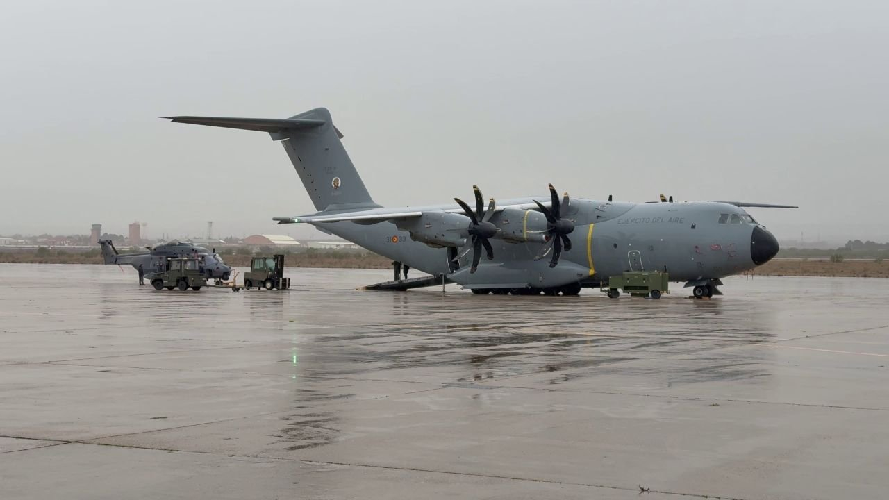 A400M运输机使用货舱装载NH90直升机 