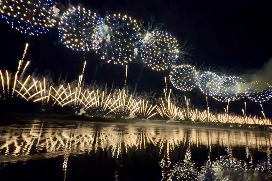 念奴娇. 长冈花火人间几度繁华，向今宵、万点流金明灭。朵朵莲花开信水，映彻山城残