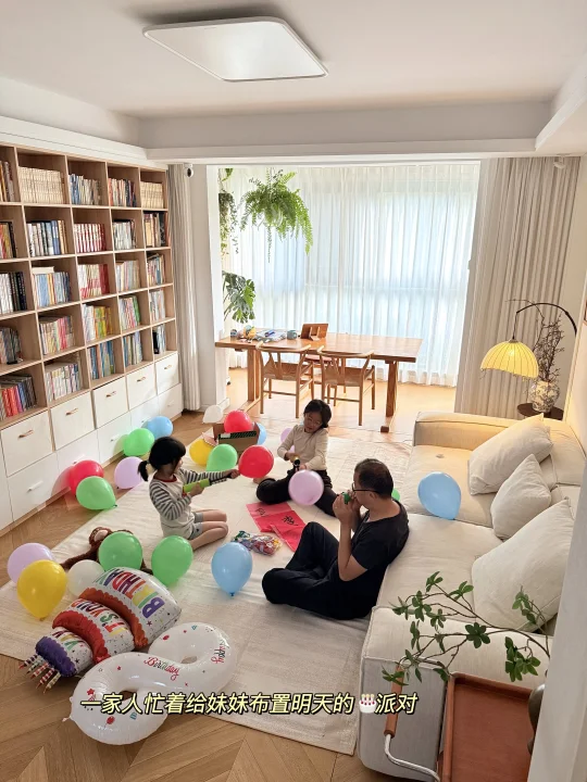 满墙柜+电暖地毯｜有娃家庭客厅这样布置真香