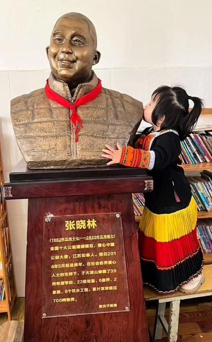 2021年，四川成都一位妈妈领着3岁女儿去大凉山景区玩，走到一尊石雕前面时，小姑