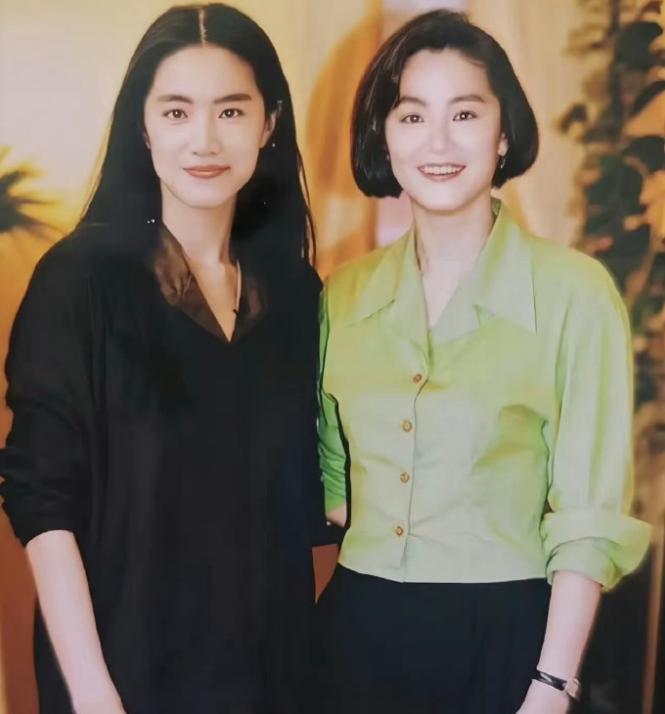 林青霞和当年的替身合影
这位替身知道的不多，她叫施懿
施懿在1992《新龙门客栈