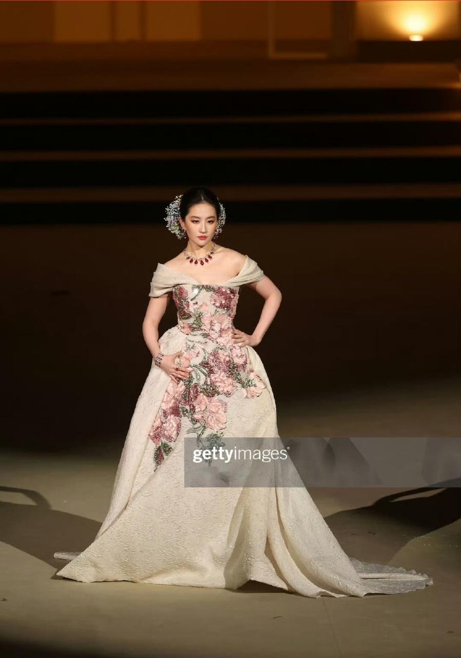 娱乐[超话]G社拍的刘亦菲vogue红毯刘亦菲扛住了G社生图 G社拍的刘亦菲，好