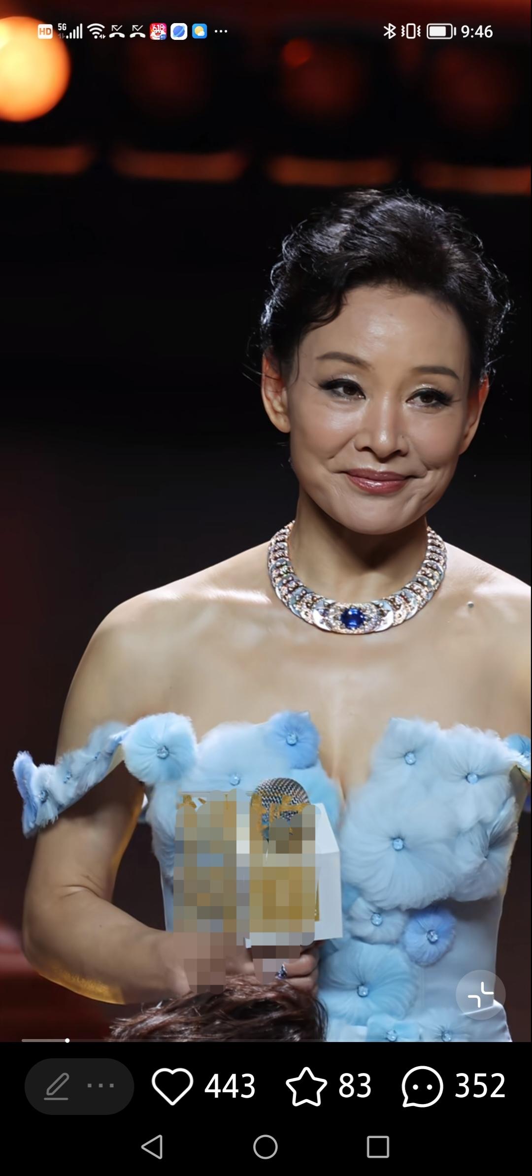 岁月不饶人啊！水灵灵的小花也变成大妈了！