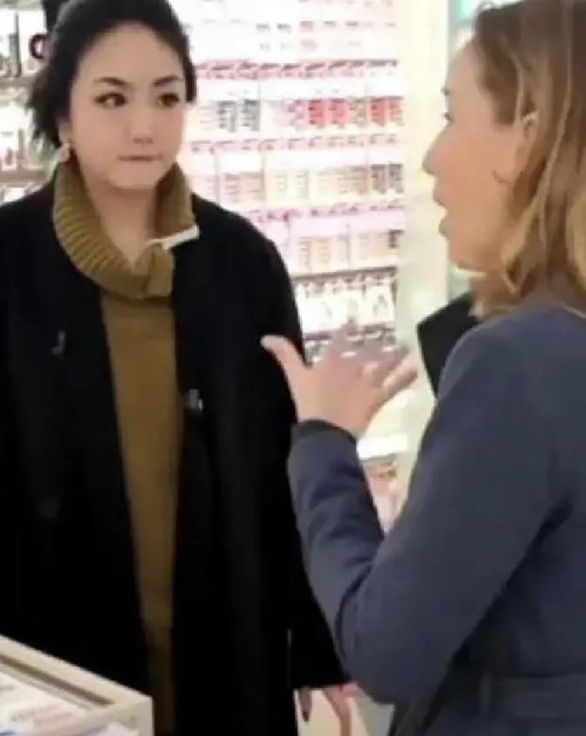 霸气回怼！浙江义乌，年轻文具摊主面对美国记者追问“你们怕不怕美国也建小商品市场”