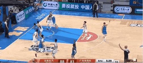 广东男篮以94比102输给北京男篮，总比分0比1落后。广东男篮在上半场表现不错，