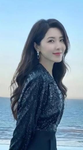 她是两百年难遇的美人，靠美貌 “征服” 无数男人，如今 49 岁了，孑然一身，孤