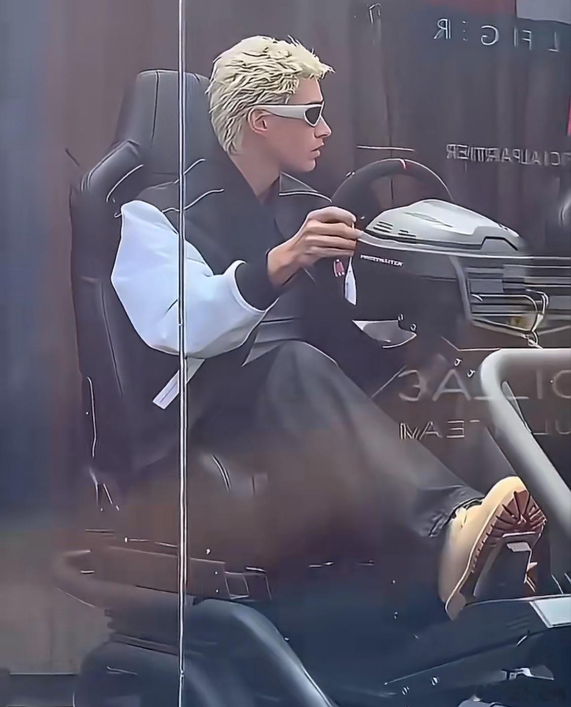 导演快给米卡递赛车手剧本谁能拒绝穿赛车服的米卡啊！🏎️ 清冷禁欲又自带锋利气场