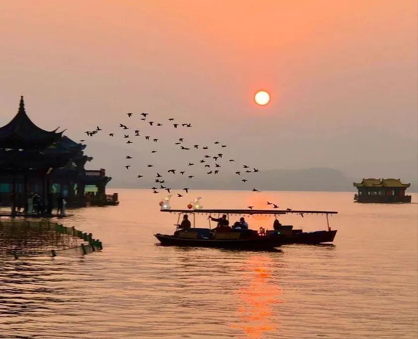 你敢信吗？太湖底下有2.3米厚的淤泥，可上面才盖着不到1.9米的水。换句话说，过