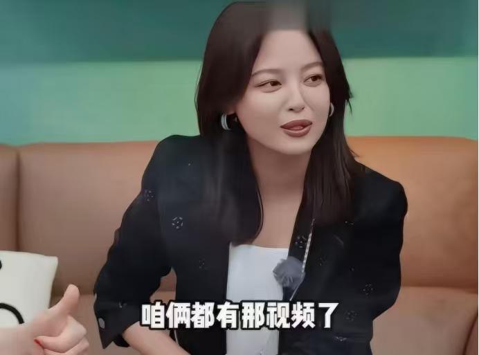 辛芷蕾：“弟，你都是成年男人了，你不是男孩了，你可以冒犯。”

秦岚：“可以冒犯