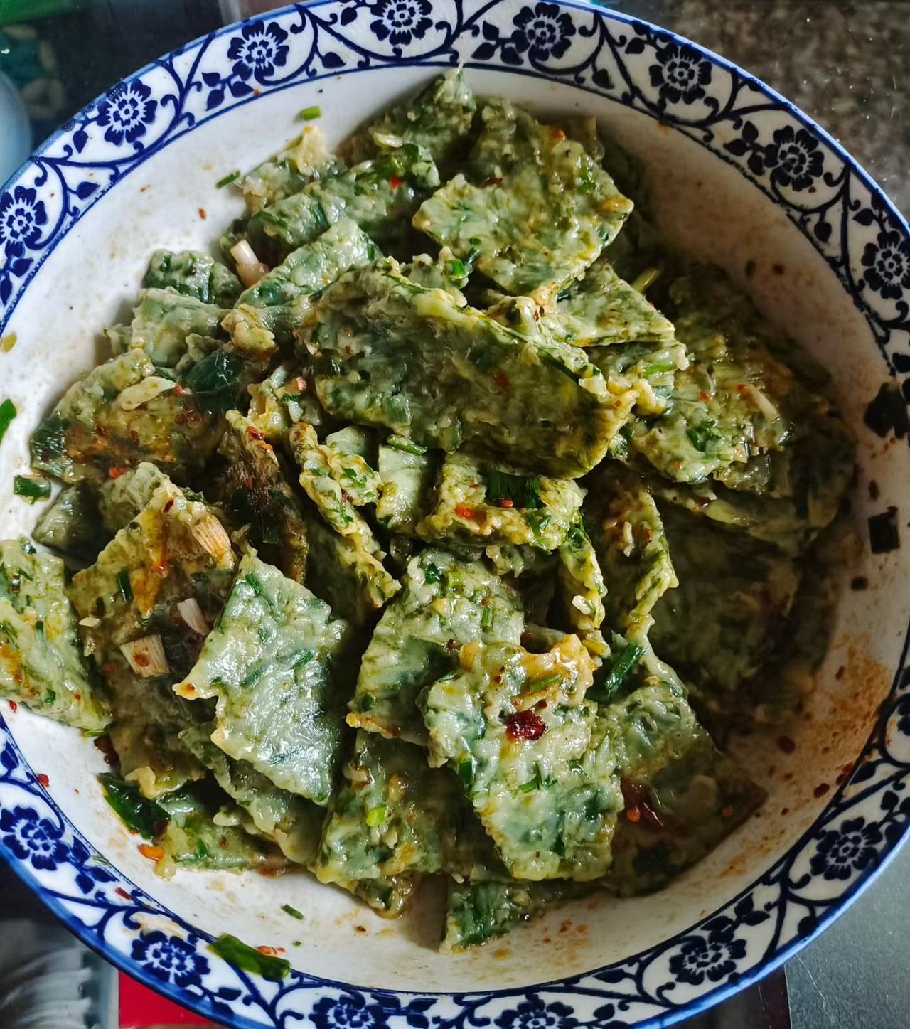 韭菜片片，关中人日常面食的一种。韭菜洗净切碎，和面揉在一起，擀开切片、沸水煮熟，