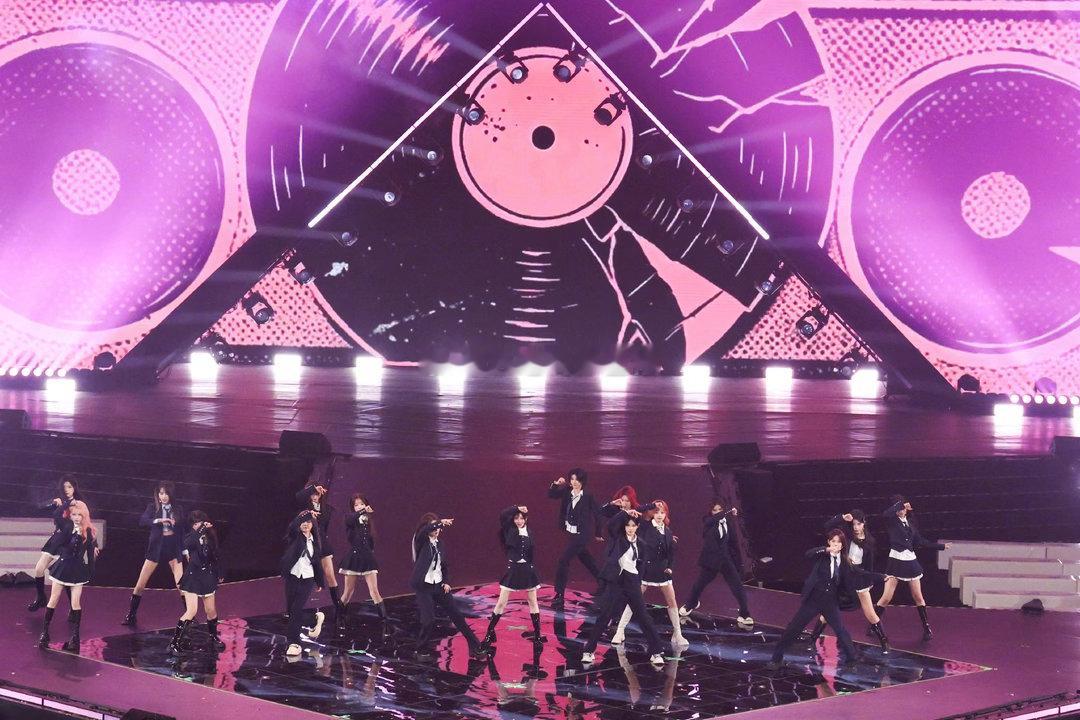 SNH48十三年了、SNH48十三年回忆杀胶片风十三周年概念舞台氛围感拉满，舞美