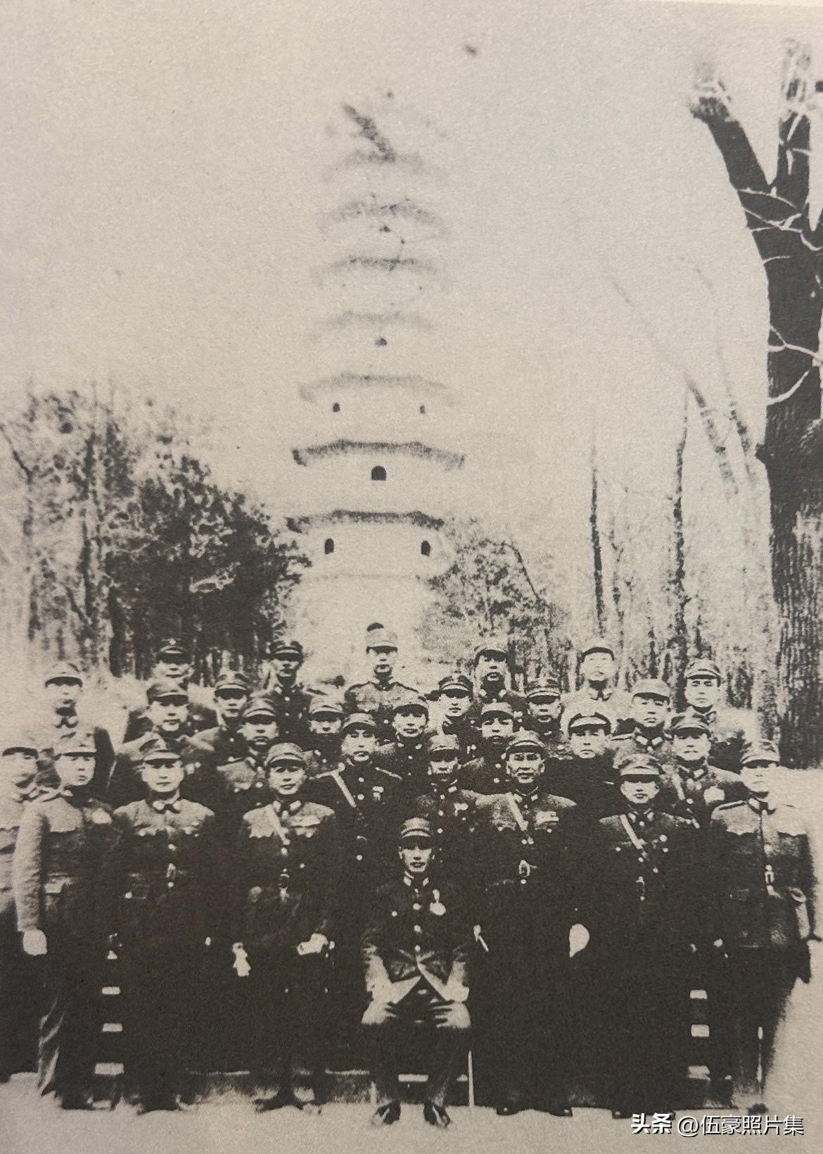 1946年2月18日，蒋介石率领全体高级将领赴中山陵谒陵。随后到灵谷寺阵亡将士墓