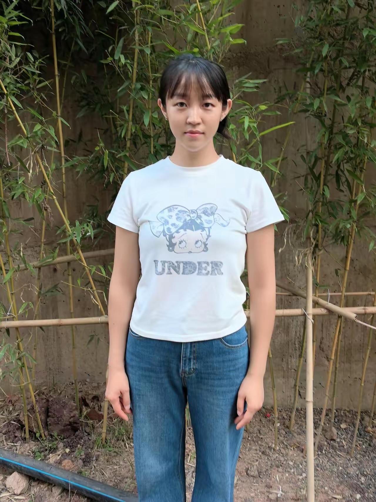 农村女孩，不爱说话，不爱打扮，
心底善良，对人真诚，
喜欢的打个招呼