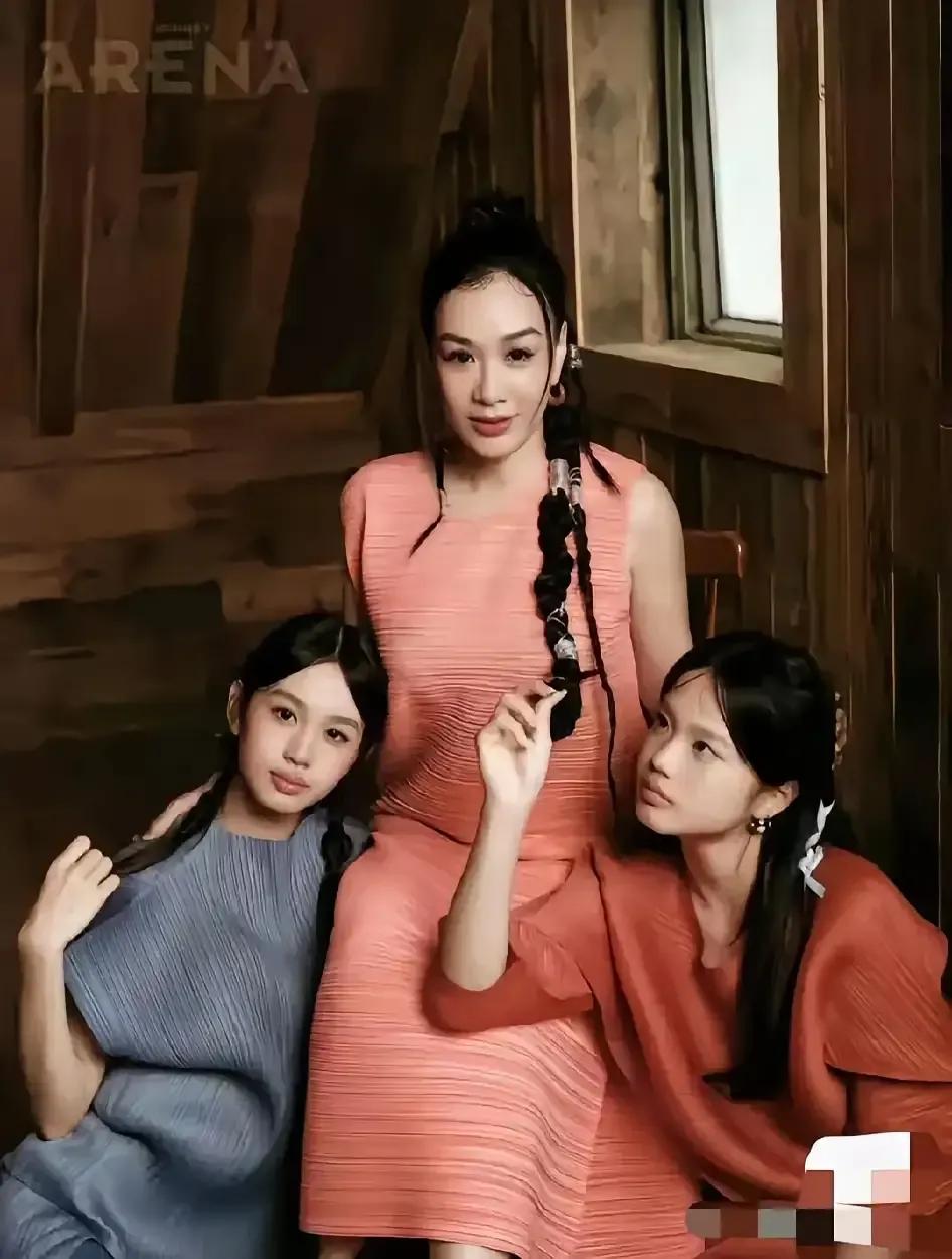 钟丽缇和她的女儿们，两个女儿颜值一般，没有妈妈漂亮，没有妈妈惊艳，长的没有辨识度