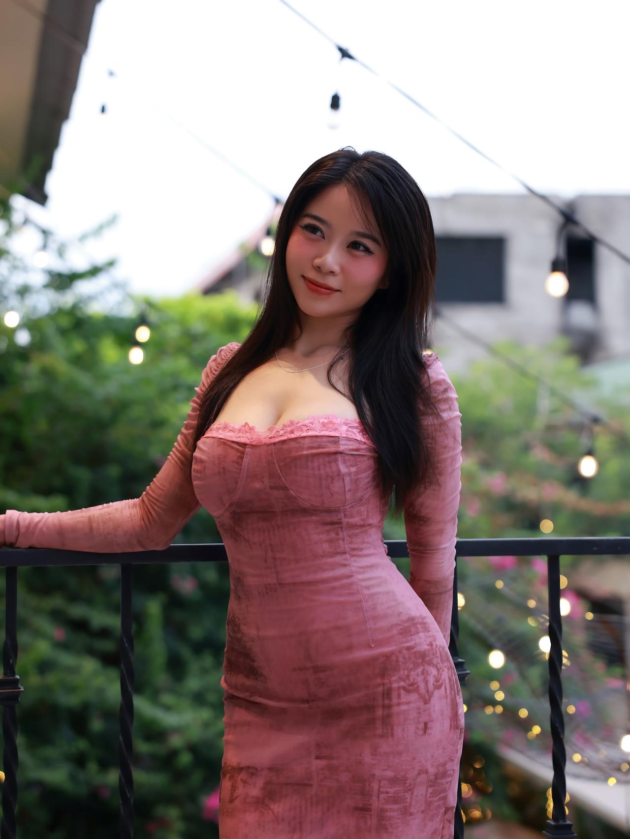 包臀美女|粉纱长裙 曼妙曲线
晕染粉调修身包臀长裙，蕾丝花边勾勒身形，长发温婉氛