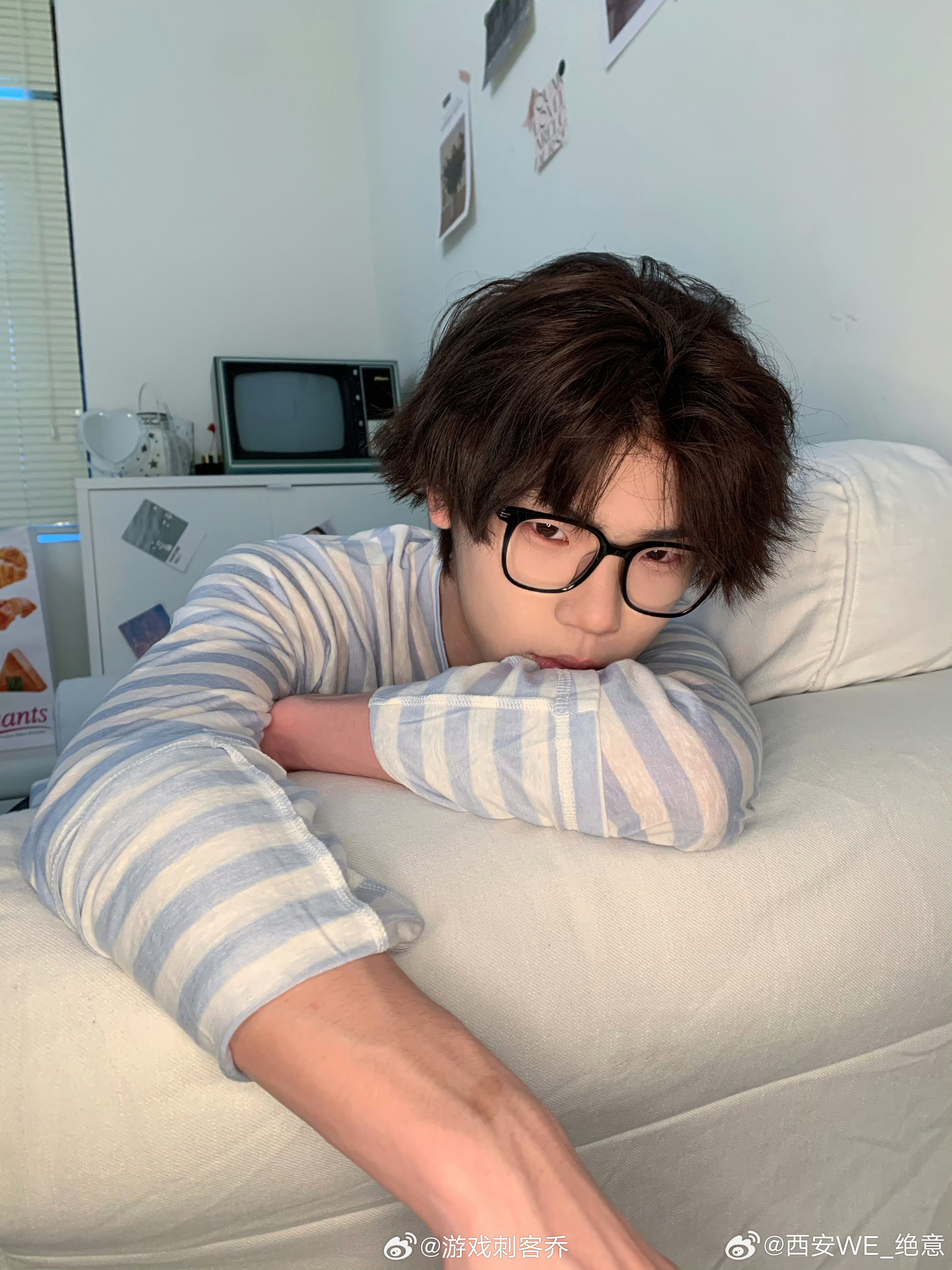 绝意女仆装黑框眼镜搭配可爱发箍，又酷又甜，啊，这是绝意？真的不是我的幻觉吗~ 