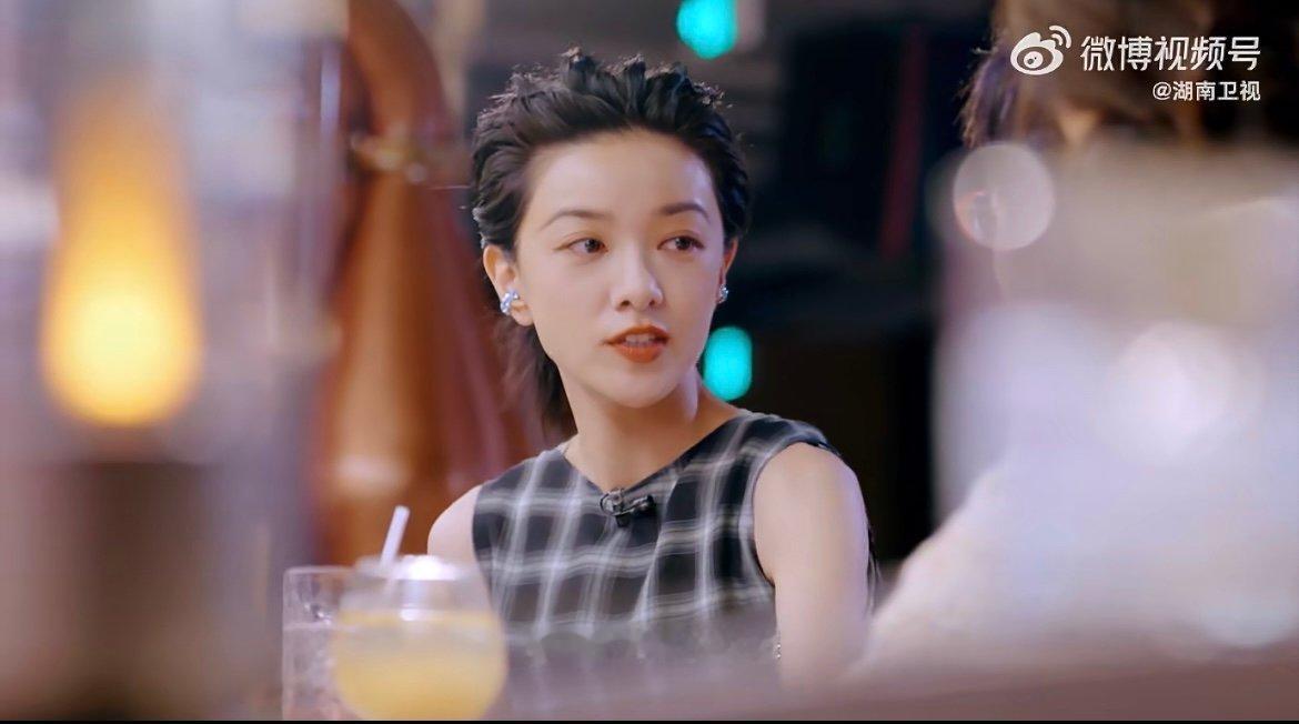 郭采洁谈曾经受限的情感经历 郭采洁坦诚过往亲密关系里的竞争感与否定，那些自我怀疑