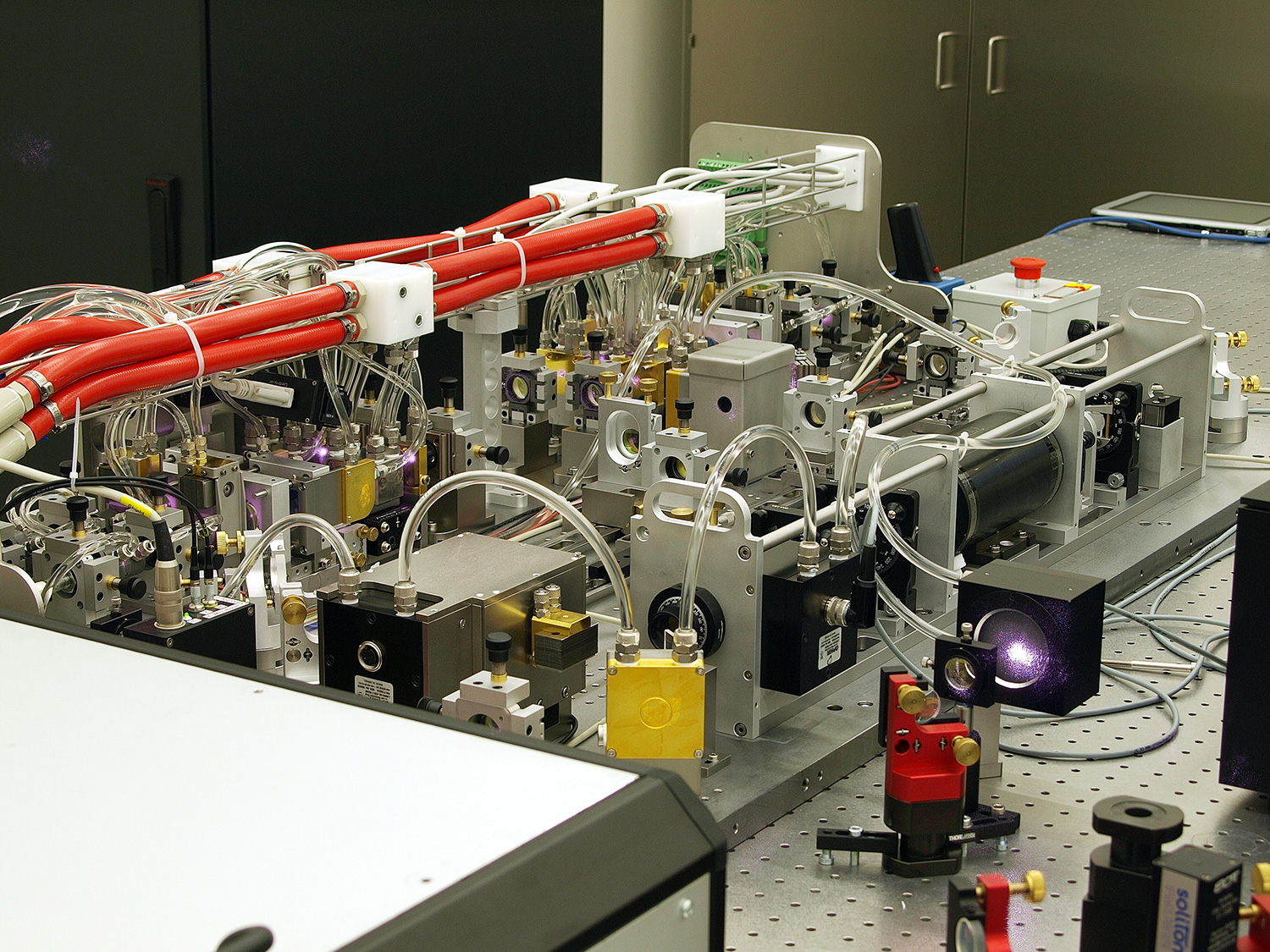 先有原因，后有结果。你先按下开关，灯才亮；球先被踢出去，才飞进球门。因和果的时间