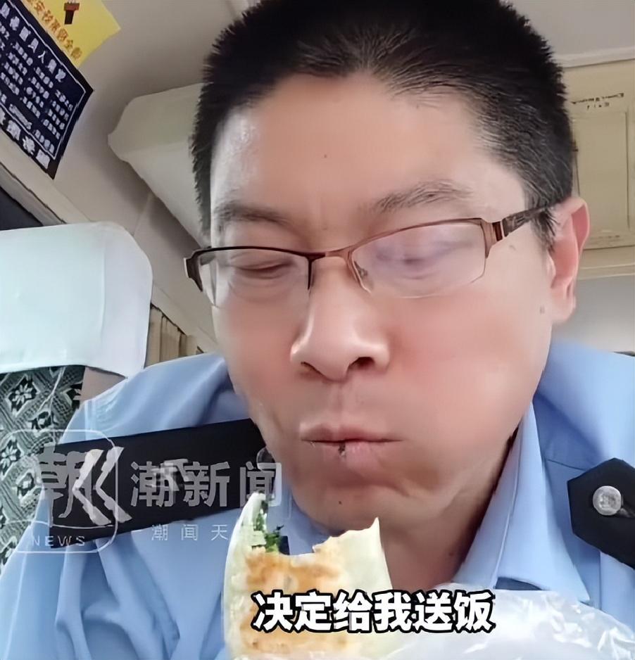 泪目！山东烟台，一位公交司机换班准备吃饭，他刚下车，就发现远处有个老人在向他招手