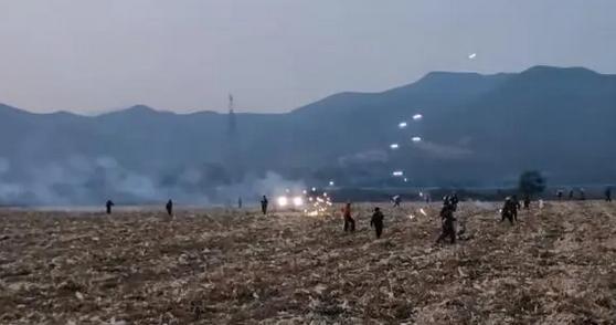 明抢？陕西岐山一农户在收玉米的时候，发现很多村民在“帮”自己干活，劝阻无果后，他