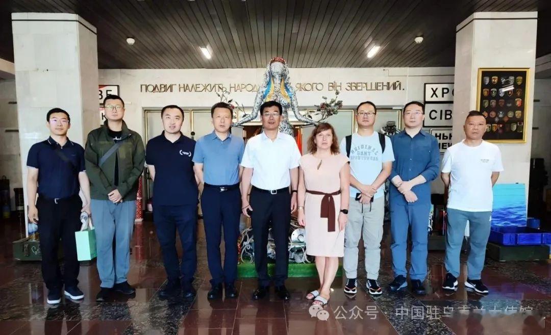 马升琨大使率馆员参观乌克兰国家军事博物馆8月1日，在中国人民解放军建军98周年之