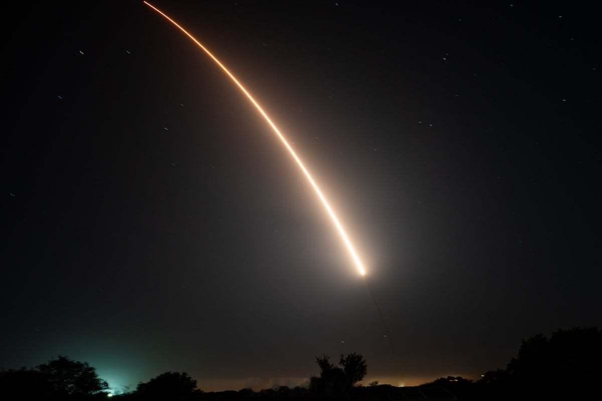 🇺🇸美国空军从加州范登堡太空军基地发射了一枚无武装的Mk21A再入飞行器，继