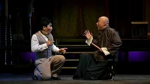 陈佩斯在《戏台》里火力全开：洪大帅乱改《霸王别姬》讽刺权力强压艺术，戏班谄媚求生
