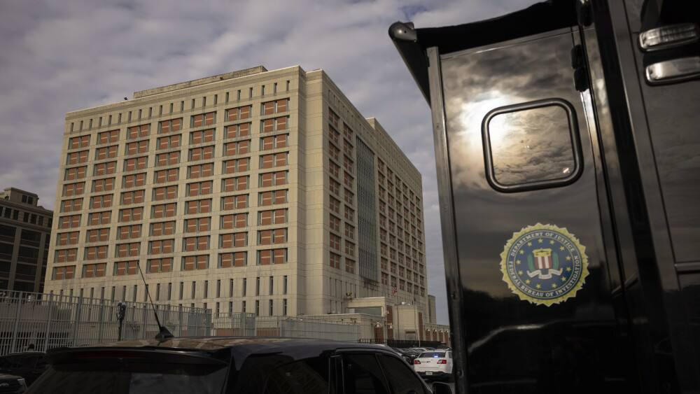 🔻消息人士向CBS新闻透露，马杜罗及其妻子预计将被转移至纽约布鲁克林的大都会拘