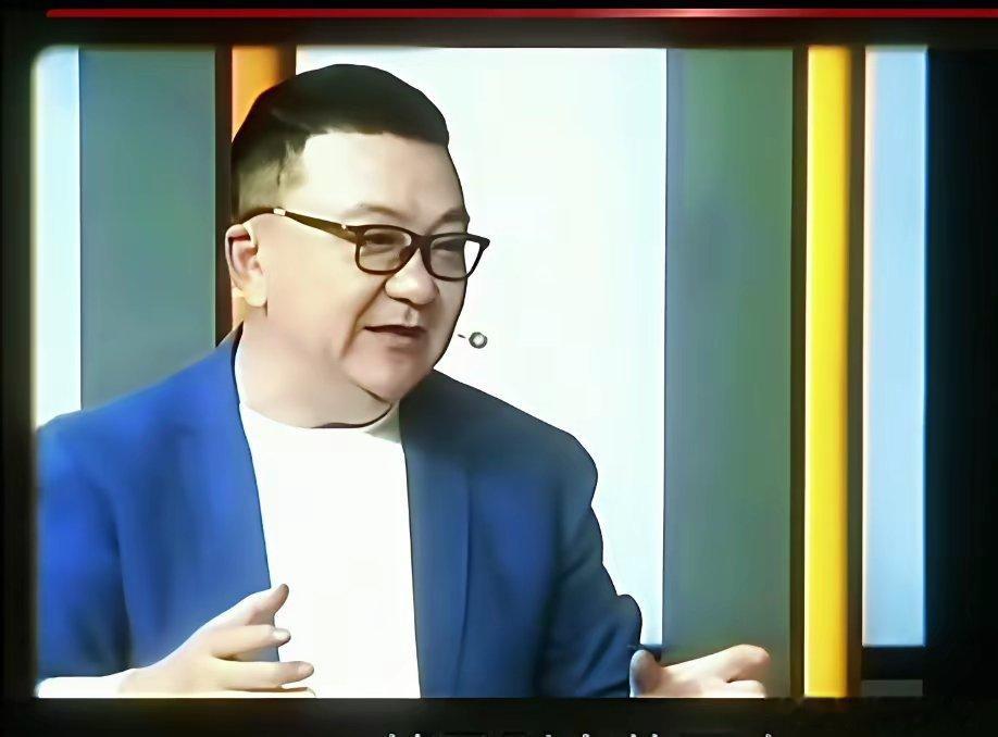 无证教练董路没镜头董路在杨毅的节目中讲述他的无证待遇：曾经我带队在北京，主管部门