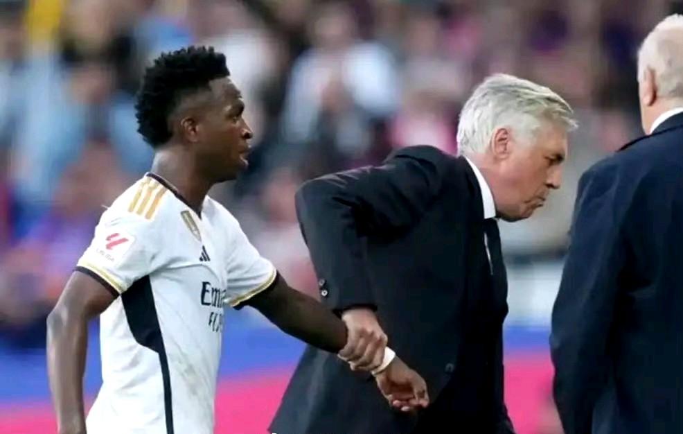 阿隆索一语道破天机，他说皇马球员像小孩，得哄着，这简直就是足球界的至理名言。
问