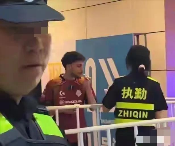 实在是太气人了！

上海梅赛德斯奔驰文化中心，CS全球冠军赛比赛期间，一名外国电