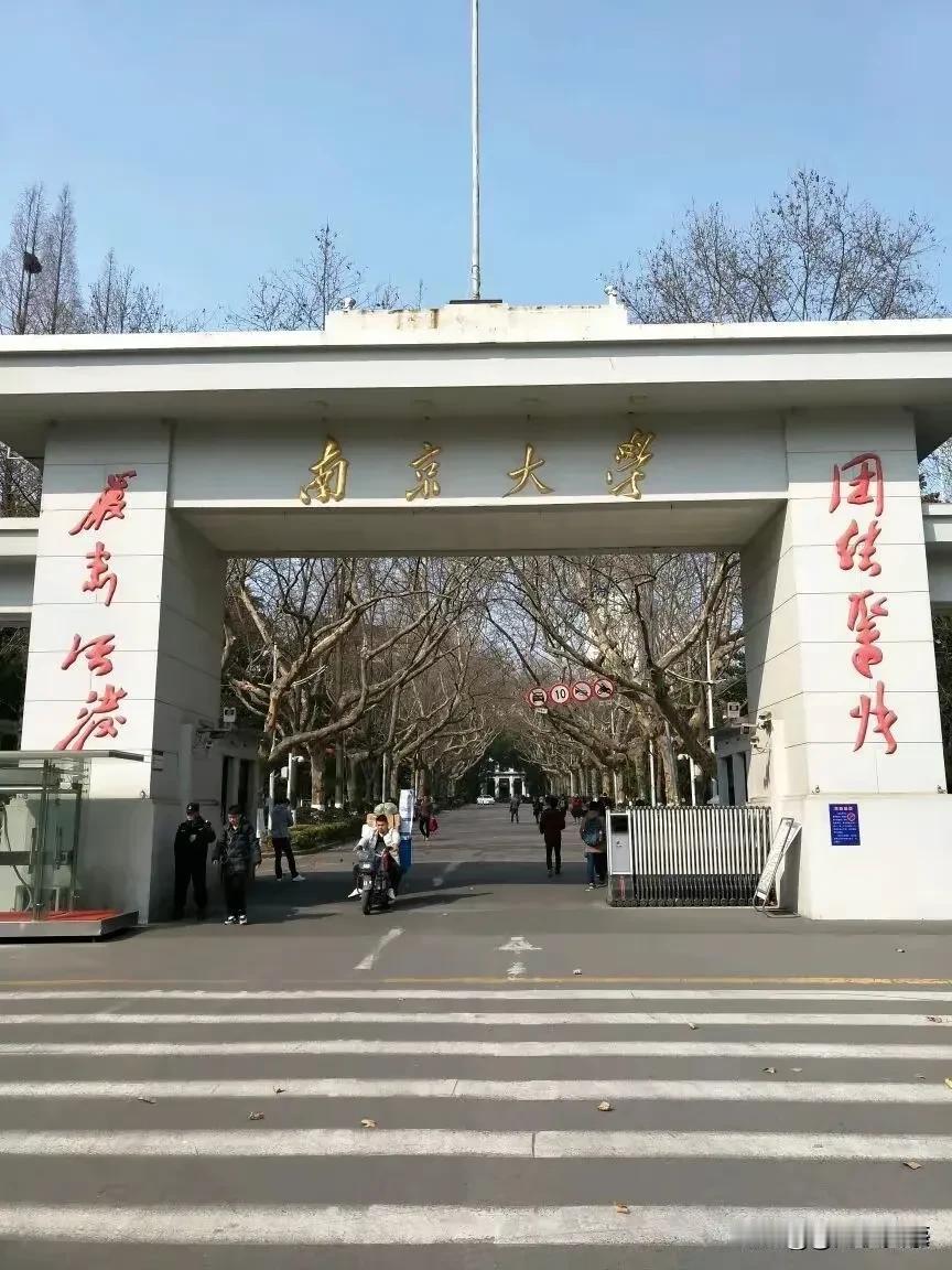建议考生在报考时，一定要充分了解各高校的专业设置和录取分数线情况，结合自己的兴趣