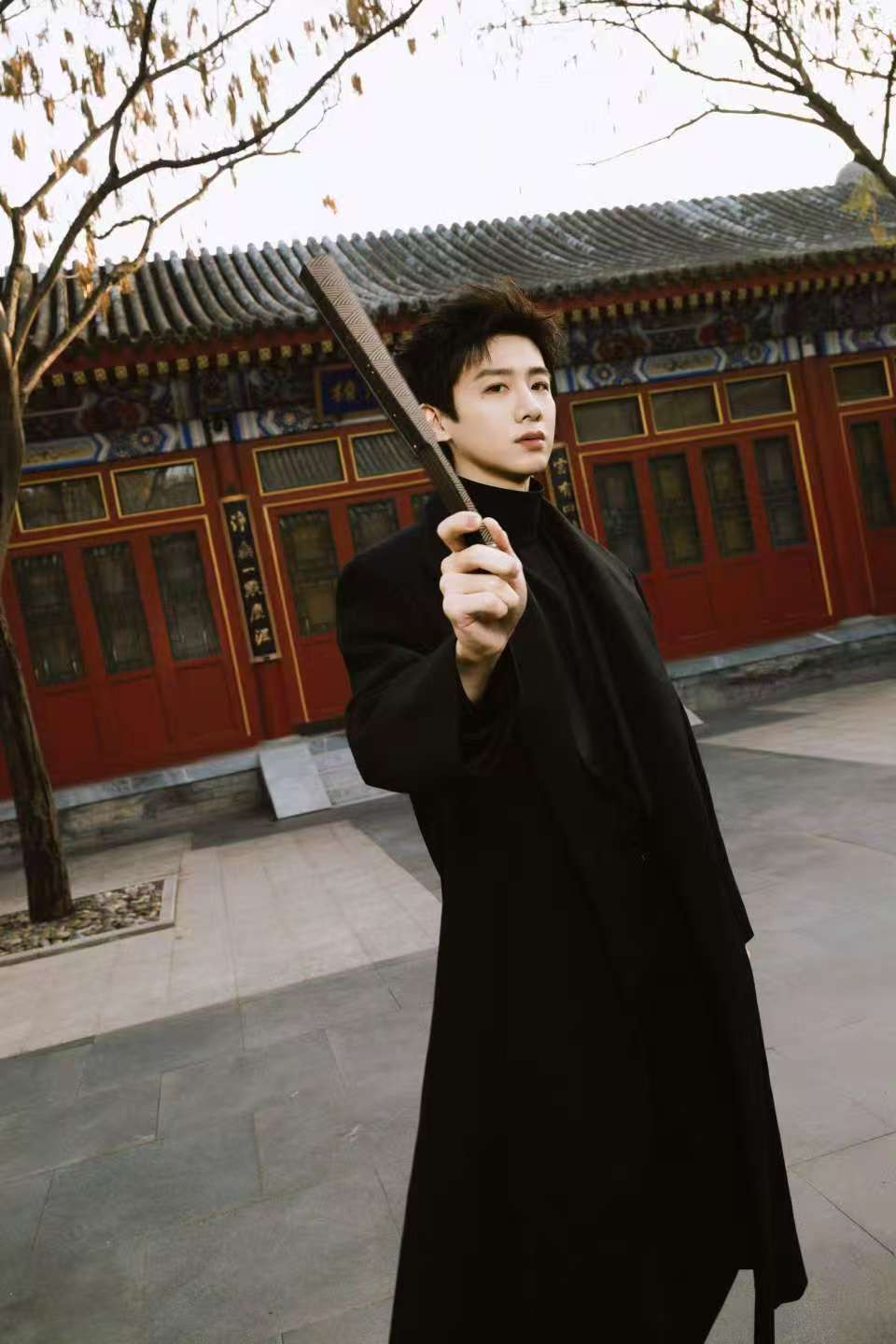 白敬亭兰花倚肩白敬亭黑衣墨扇白敬亭兰花倚肩，黑衣墨扇，[捂嘴哭][捂嘴哭] ​​