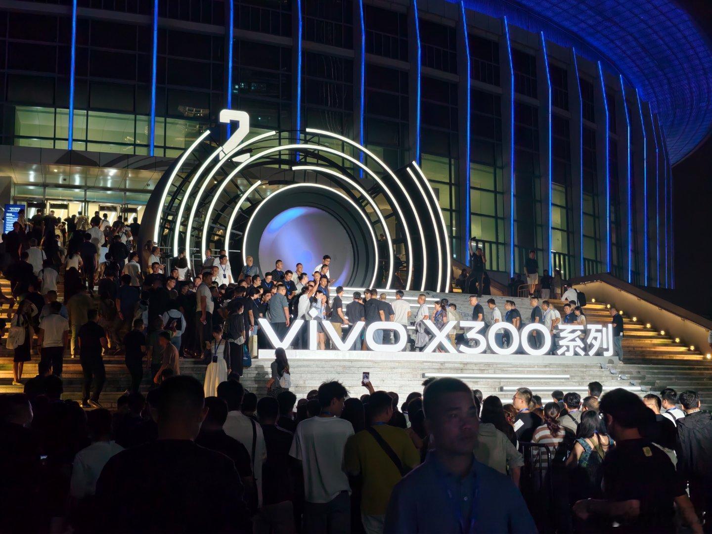 太堵了，坐了一个多小时才到达上海体育场，vivox300系列发布会 我来了viv