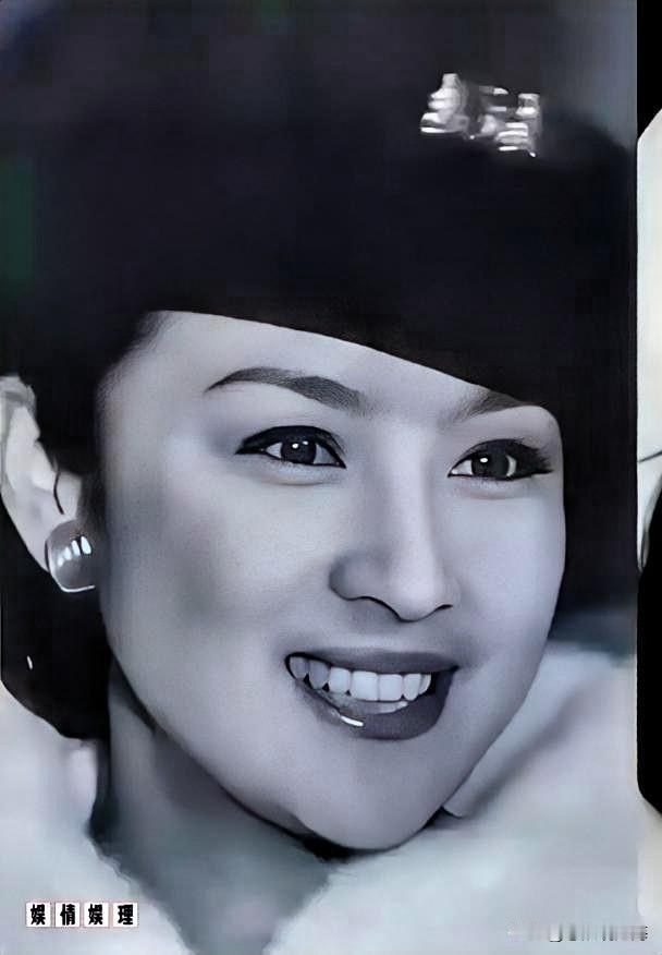 直到谢贤彻底离开，大家才恍然发现：甄珍的美，其实比林青霞更耐看、更大气。
 
作
