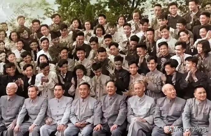 坐在毛主席身边的是刘少奇主席，而不是周总理，可见刘少奇对国家的贡献之大。
刘少奇