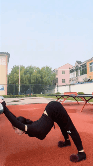 运动的力道，
呈现出健康的美！
看似轻松自如，
实则难上加难！