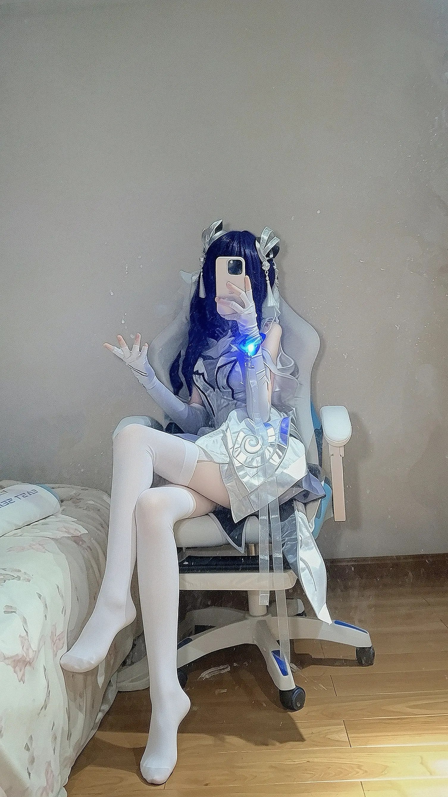 世界比我坏多了 所以依赖我吧。  袜子