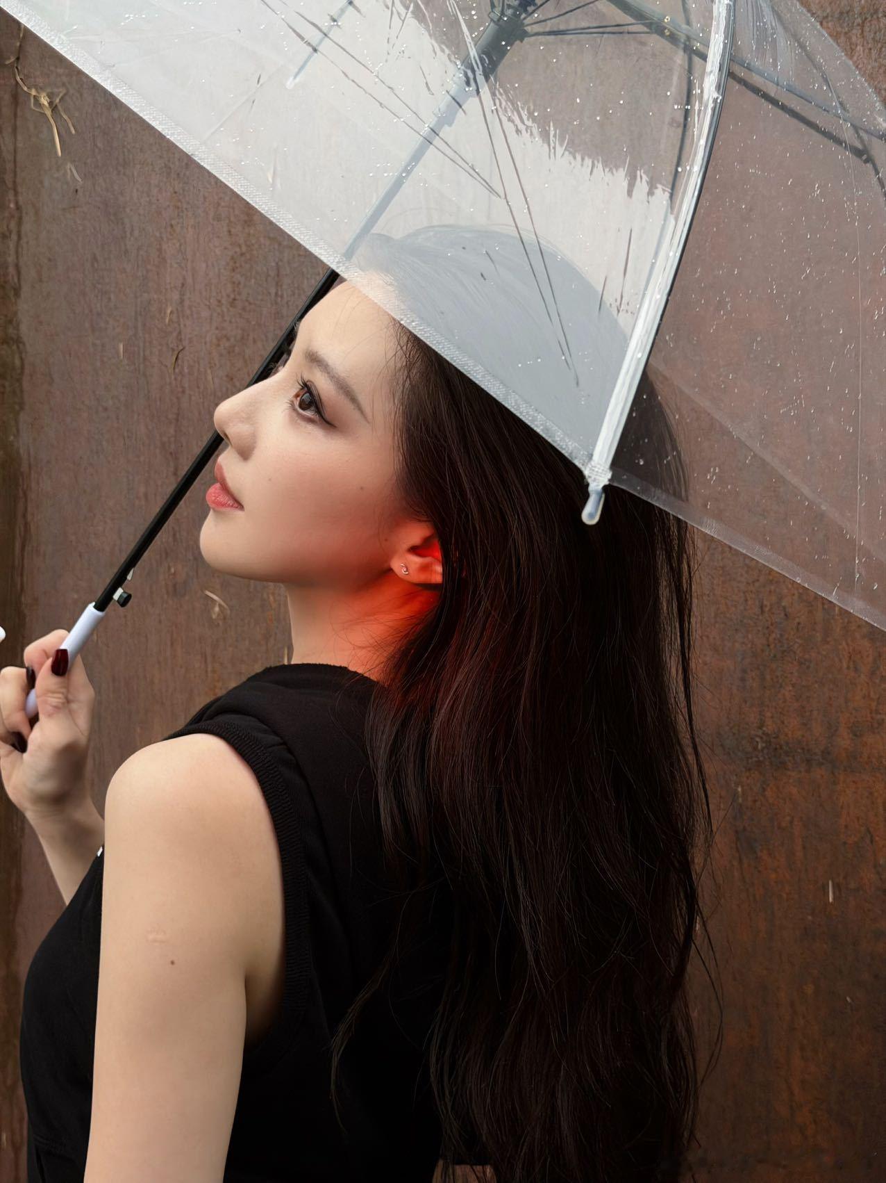 王鹤润撑伞好A  雨幕氛围感狠狠拿捏！全新雨中撑伞大片上线利落黑工装搭配柔顺黑长