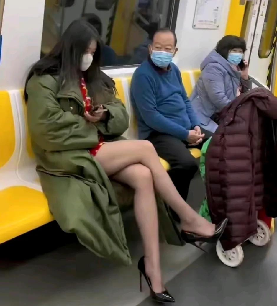 地铁风景线：美女以军大衣演绎时尚新篇章

在繁忙的都市生活中，地铁作为城市流动的