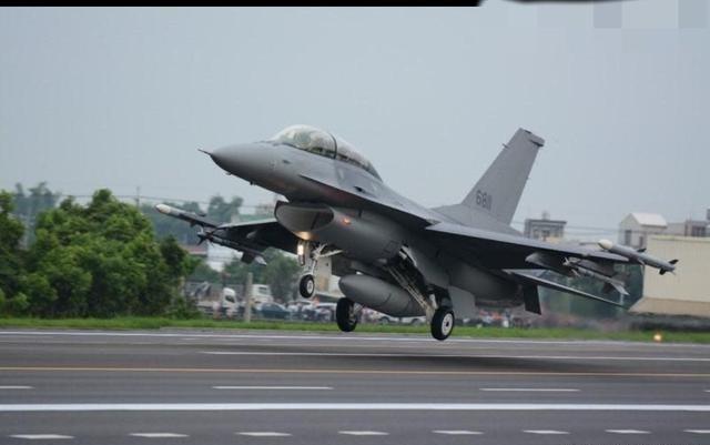 台军F16战机爆发紧急事态，昏迷飞官驾战机从2万米高空坠落！
在台东上空，一架F