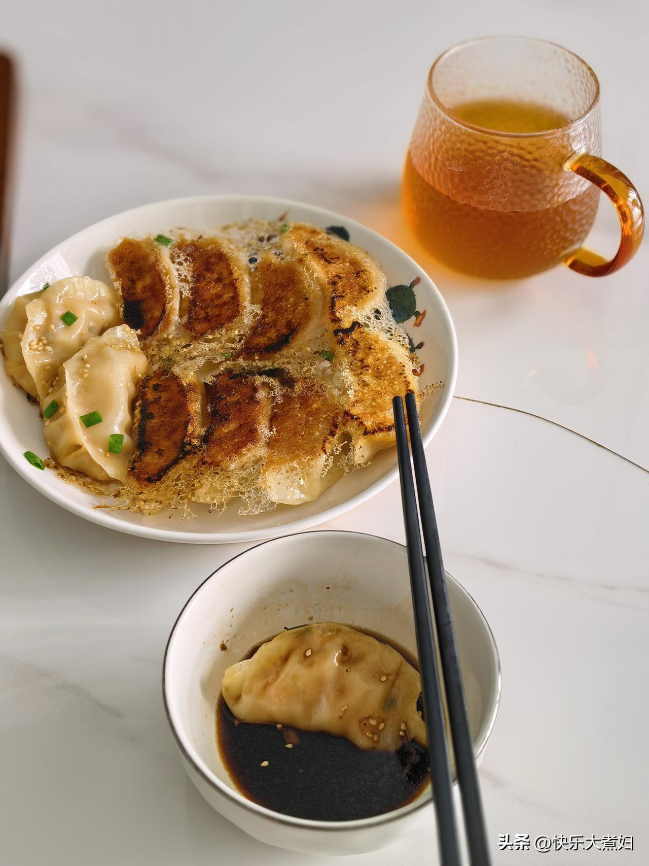 早上还买了饺子皮，把剩下的肉馅包了
一点数没有，饺子皮多了许多，明天煮着吃
许长