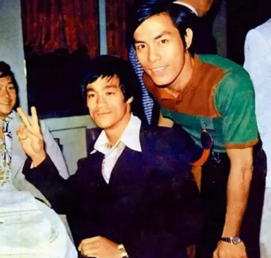 1964年，李小龙和武术指导黄家达一言不合就大打出手，黄家达是泰拳冠军，当过飞虎