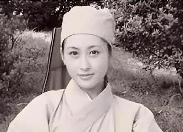 1950 年，解放军剿匪追到了尼姑庵，在尼姑庵搜了一遍后，并未发现土匪，这时，一