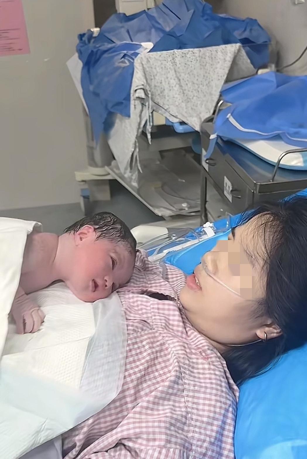 广东，一产妇在分娩后看到襁褓中的婴儿，竟然不是预想中哭闹的模样，而是正努力抬头望
