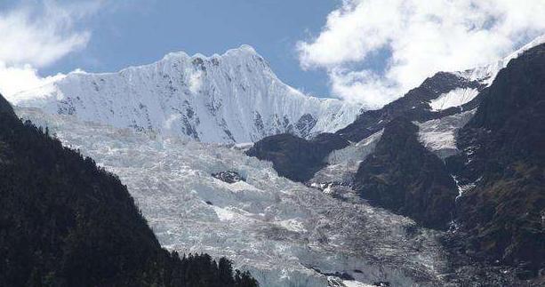 1990年中日联合登山队挑战梅里雪山，藏族群众多次劝阻未果，最终17名成员不幸遇